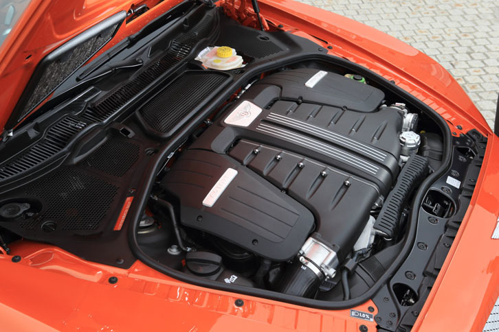 限定モデルを除き、「コンチネンタルGT」シリーズの中で最も大きな出力を発生するW12エンジン。燃費は、欧州複合モードで14.6リッター/100km（約6.8km/リッター)と公表される。