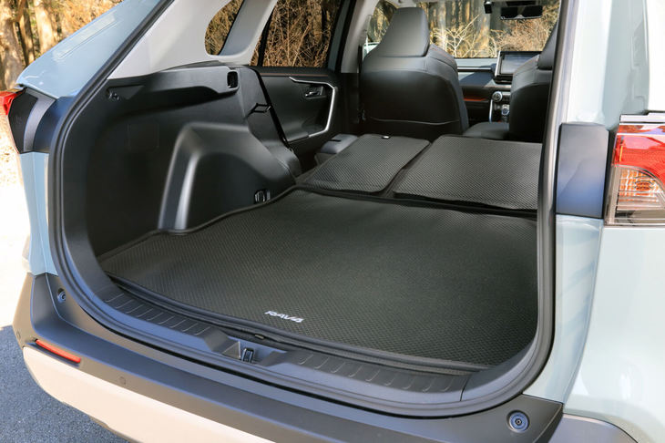 荷室床面は上下2段の設定が可能。上段にセットするとリアシートのバックレストを倒した際にフラットな床面となり（写真）、下部にセットすれば荷室の容量は580リッターとなる（上段にセットした場合は同542リッター）。