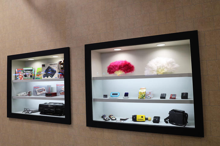 ショーケースには各種ゲーム機、CDラジカセ、ジュリアナ東京などディスコでボディコン女子があおっていた扇子、「たまごっち」や「マメカラ」など1980～1990年代の懐かしグッズが。