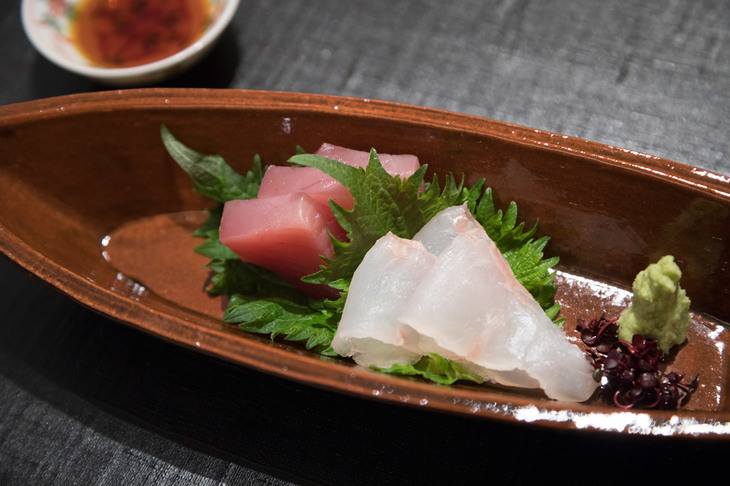 造りは「こしびとひらめ」。おろしたてのわさびも、あー、おいしい。