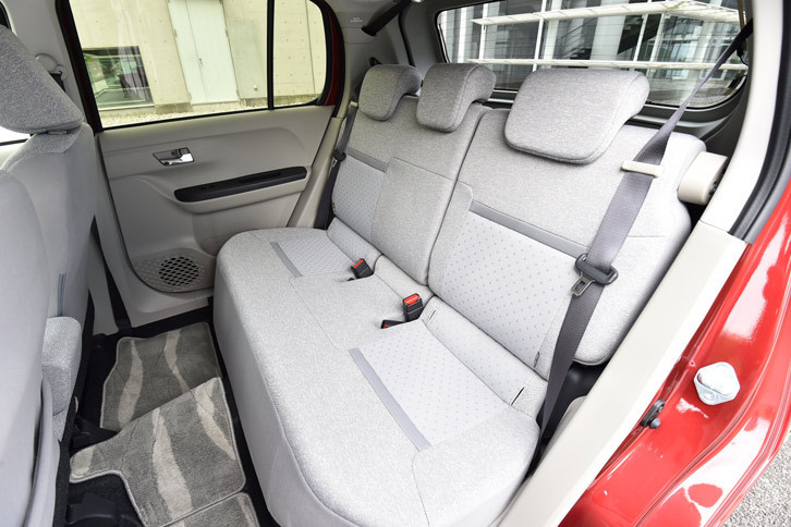 6：4分割可倒式のリアシート。従来モデルとは異なり、座面を前方にスライドさせて荷物が転がり落ちないようにする「ロングクッションモード」は廃止された。