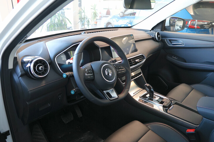 展示車ゆえ、数々の保護カバーはお許しを。「MG EHS」の室内。メーターのディスプレイは12.3インチ、タッチスクリーンは10.1インチ。