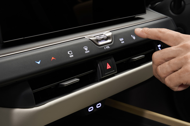 物理スイッチを内装に同化させることで、機能性と上質なデザインを両立。世界初の「レスポンシブヒドゥンスイッチ」の採用もトピックだ。