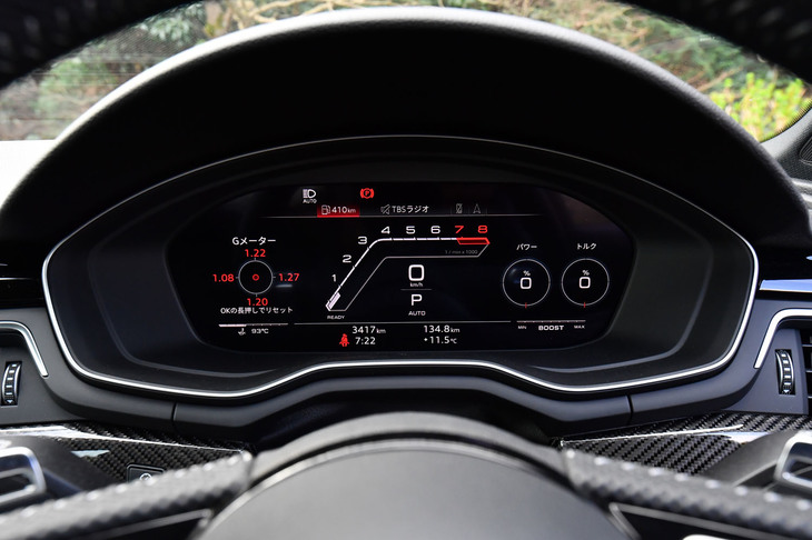 フルデジタルの12.3インチ液晶ディスプレイが組み込まれた「アウディバーチャルコックピット」。速度計／回転計や地図表示のほかに、回転計を中央部に配し、パワー／トルク、Gメーター、タイヤプレッシャーモニタリングを同時に表示する「RS」専用デザイン（写真）も用意されている。