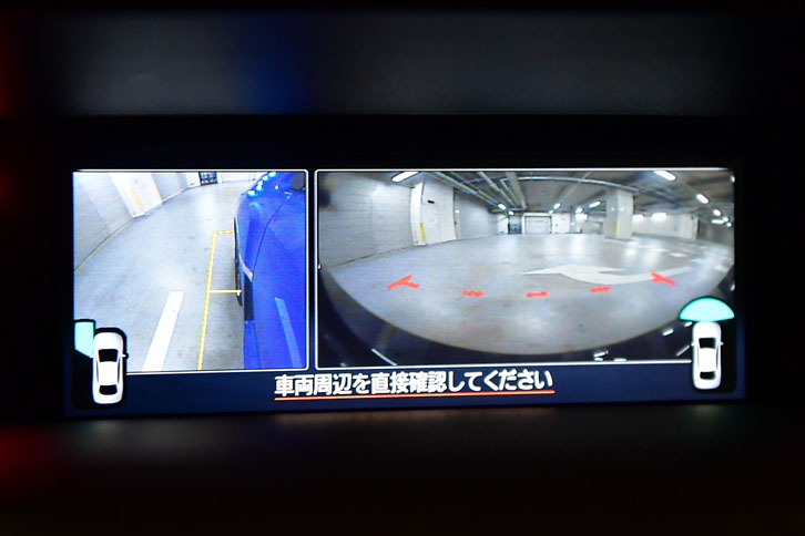 インパネの液晶モニターには、フロントグリルと助手席側ドアミラーに装着されたカメラの映像を映し出すことができる。