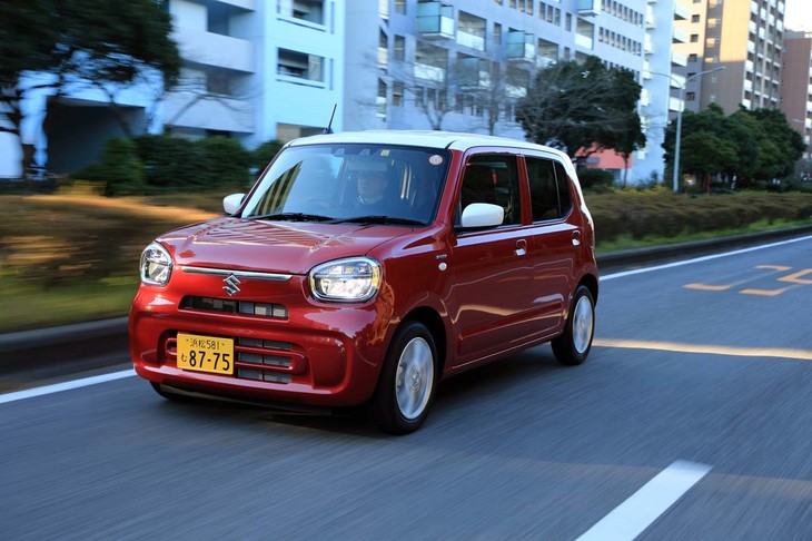 軽量・高剛性プラットフォームを継承しつつ、改良型サスペンションを組み合わせたことで、乗り心地は向上。段差通過時のフラット感は強まり、突き上げ感は低減している。