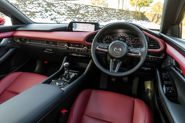 試乗車は赤い内装色が特徴的な「バーガンディーセレクション」。レザーシートや合皮のソフトパッドなどを備えた上級グレードである。