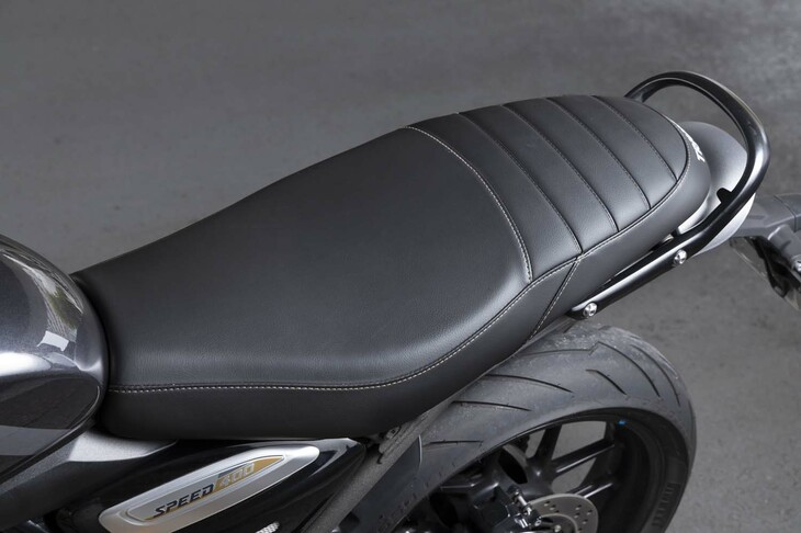 シート高さは790mmで、スリムな車体とも相まって足つき性は良好。質感も申し分なく、タンデムシート部の上面を除いて、本物のステッチが使われている。