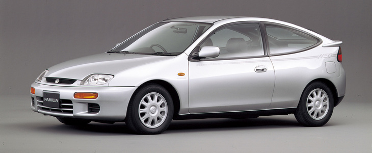 草刈正雄がCMに出演していた、1994年デビューの8代目「マツダ・ファミリア」。「NEO」というサブネームを持つクーペ風の3ドアハッチバック（写真）と4ドアセダンの2本立てだった。