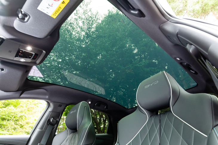 中国市場では必須アイテムだというガラスルーフは1.9平方メートルの大面積を誇る。サンシェードはロール式ではなく脱着式（トランクに収納できる）。