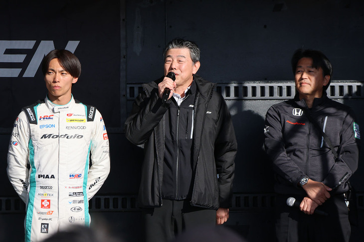 オープニングに集ったファンを歓迎したのは、ホンダアクセスの酒井富志也代表取締役社長（写真中央）。イベント中も、会場内を回っては、ファンとの交流を深めていた。