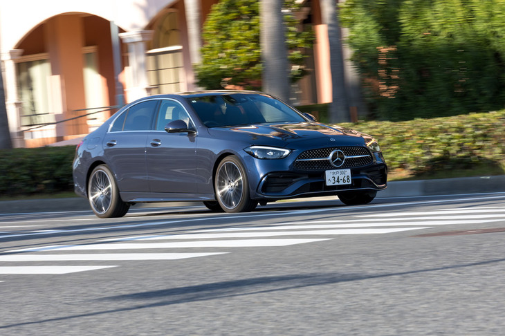 試乗車にはオプションの「ドライバーズパッケージ」が採用されていたため、足まわりにはアダプティブダンピングシステム付きサスペンションが装備されていた。標準仕様の「ラグジュアリー」では、「スポーツ」グレードと同じスポーツサスペンションが装備される。