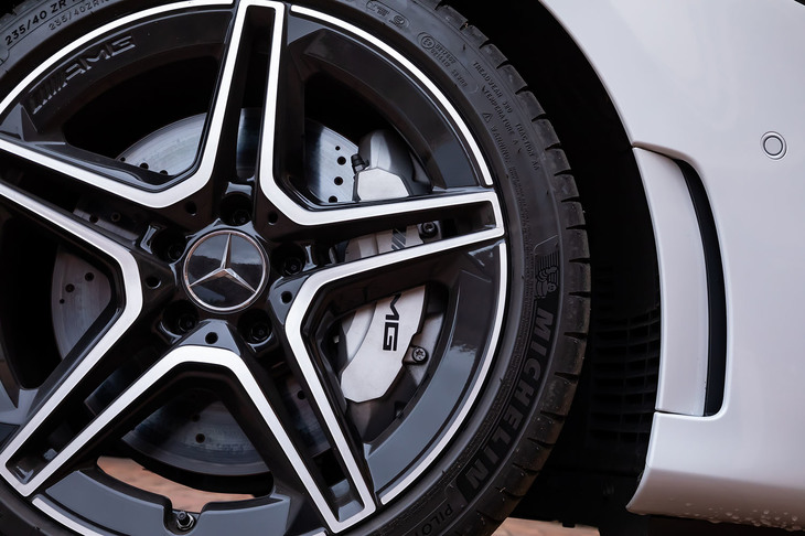 試乗車は、前後235/40ZR18 サイズの「ミシュラン・パイロットスポーツ4」タイヤを装着していた。ブレーキは、ドリルドベンチレーテッドタイプのディスクにAMGのロゴ入りキャリパーが組み合わされている。