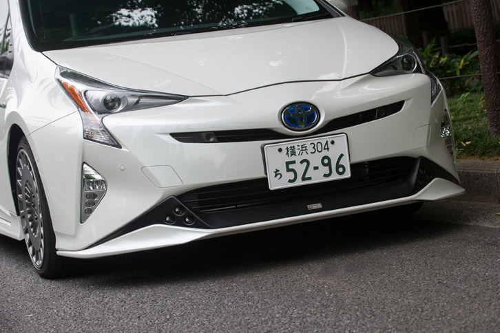 デモカーにはフロントスポイラーとサイドスカート、リアバンパースポイラーからなるエアロパーツセットが装着されていた。