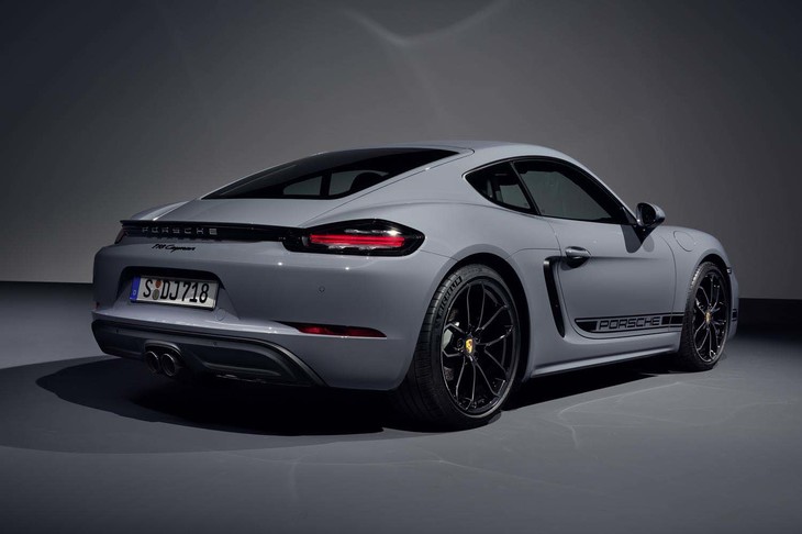 リアエンドにはブラックのスポーツテールパイプが装着される。