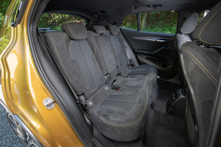リアシートは3人掛け。グレーの表皮にイエローのステッチが組み合わされている。