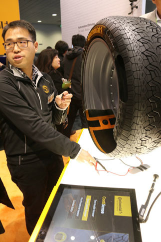 コンチネンタルの「溝残量センサー付きタイヤ」。担当者は「自動運転の時代になると、ユーザーはクルマの整備がおろそかになるため、こうしたデバイスが大事になる」と力説する。