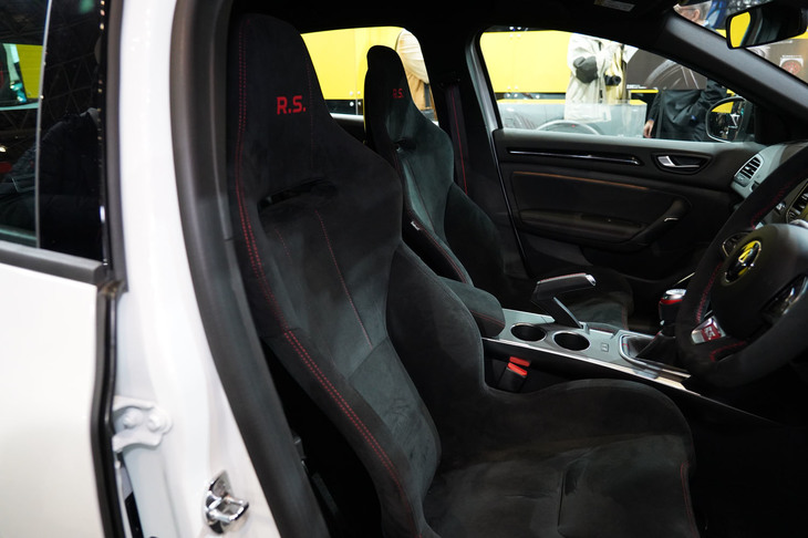 サベルト製のモノコックレーシングシートを装備する。