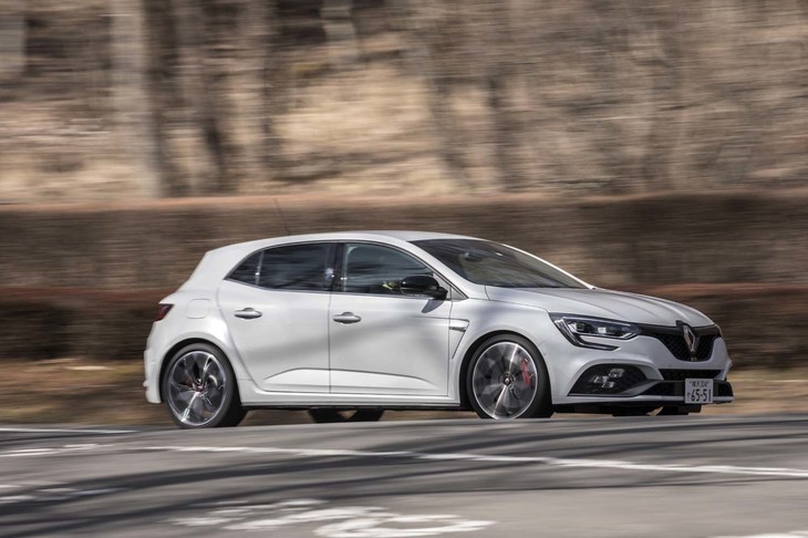 ノーマルにあたる「シャシースポール」よりもスプリングレートがフロント23％、リア35％高められたほか、ダンパーレートも25％強化されている。