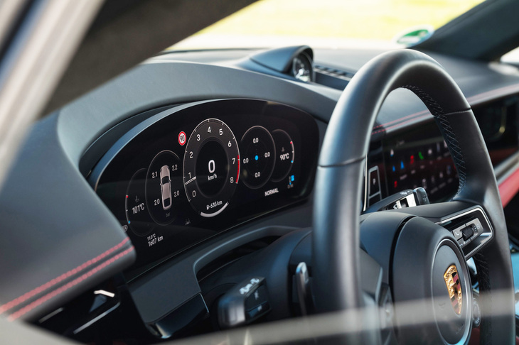 BEV「タイカン」などでおなじみの、縁なしの12.6インチフル液晶メーター。トグルスイッチ式のシフトセレクターなど、操作系もそれらのモデルにならったものとなった。