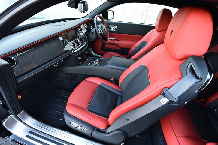 テスト車のインテリアは、ブラックとレッドのレザーで仕立てられていた。