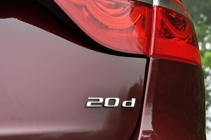 右テールランプの下方に貼られた「20d」バッジ。このバッジを見なければ、外観だけでディーゼルかガソリンかを見分けるのは容易ではない。