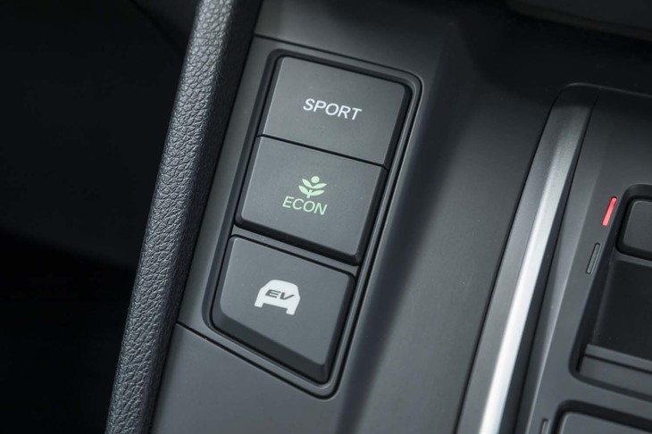 「CR-V」には「スポーツ」「エコ」「EV」の3つのドライブモードが用意される。4WDシステムを手動で制御する機構は備わっていない。