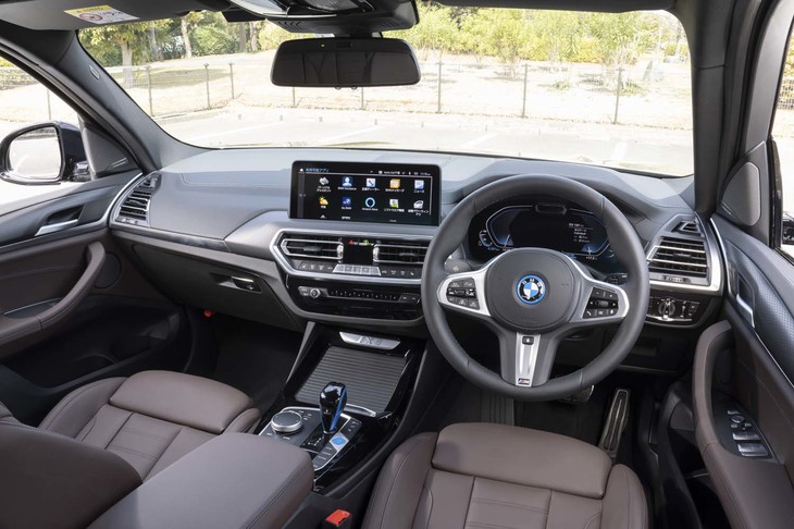 「BMW iX3」は静粛性に優れるBEVであり、音声コマンドも利用できる。その点でも、低ノイズな「アドバンスポーツV107」は最適なタイヤといえる。