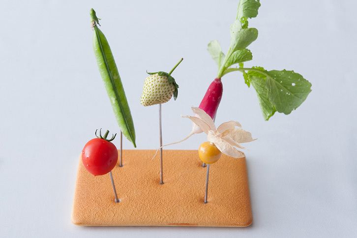 前菜の「備中鍬と野菜」。ほおずきやイチゴ、プチトマトなど、それぞれに違った甘さが感じられた一品。