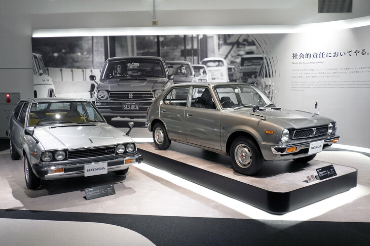 画期的な低公害エンジン「CVCC」の搭載車。当時、「適合は不可能！」とまで言われていた米マスキー法の基準をいち早くクリアして世界を驚かせ、ホンダの名を世に知らしめた。写真右が「シビックCVCC」（1973年）、同左が「アコードCVCC」（1976年）。