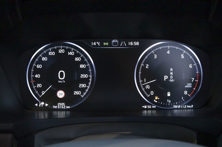 給油前に、石川・千里浜なぎさドライブウェイで撮影したメーターパネル。トリップ計は614.2kmを刻み、給油を促す警告灯が点灯していた。「V90 B6 AWDインスクリプション」のスピード計は260km/hスケールになっているが、最高速度は180km/hに制限されており、さらに低速でリミッターが作動するように設定できる「ケアキー」も付属している。
