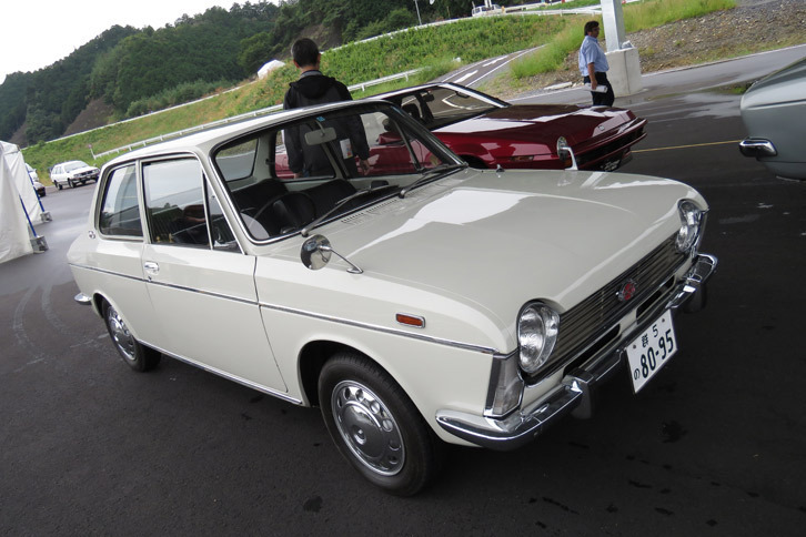 配車スペースで記者を待ち受ける「スバル1000」。ここにきていよいよクラシックカーの洗礼を受けることに。