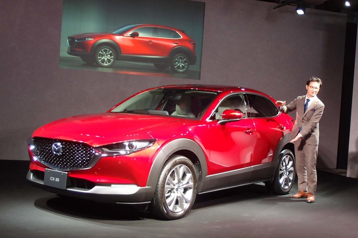 発表会では「CX-30」のチーフデザイナーを務めた柳澤 亮氏も登壇。「移ろい」（光と陰の揺らめきによる生命感）の表現をはじめ、エクステリアデザインのポイントを紹介した。