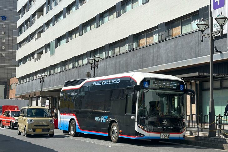 トヨタ製燃料電池バス「SORA」。面積が拡大するブラックアウトした部分にバス会社の従来塗色を取り込もうとする苦労はわかるが、せっかくのデザインをスポイルしてしまっている。JR蒲田駅前にて。