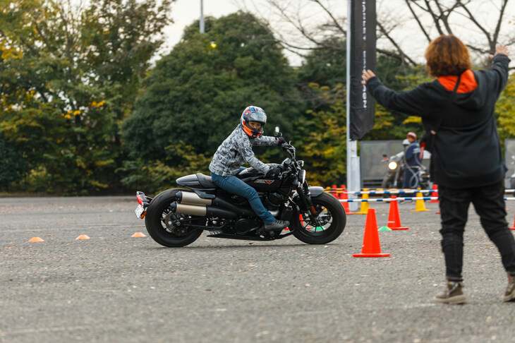 8の字走行では「こっちを見てー！」と講師が視線を誘導。次に向かうパイロンではなく、その背景の景色を見るようにするのがコツだという。