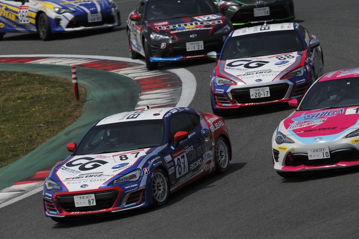 決勝ヒート1のスタート直後、1コーナーをクリアする#87久保凜太郎選手と#88井口卓人選手。