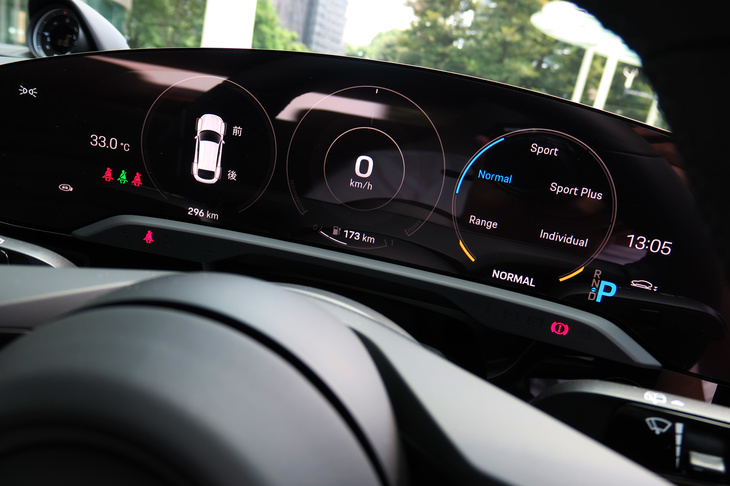 ポルシェ・タイカン4クロスツーリスモ（デジタルメーター）