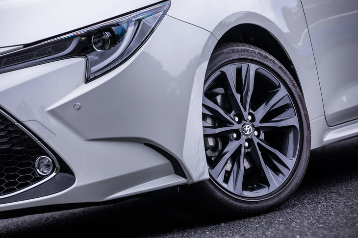 「カローラ ツーリングW×B」は17インチサイズのダークグレーメタリック塗装アルミホイールを標準装備。試乗車は215/45R17サイズの「ブリヂストン・トランザT002」タイヤを装着していた。