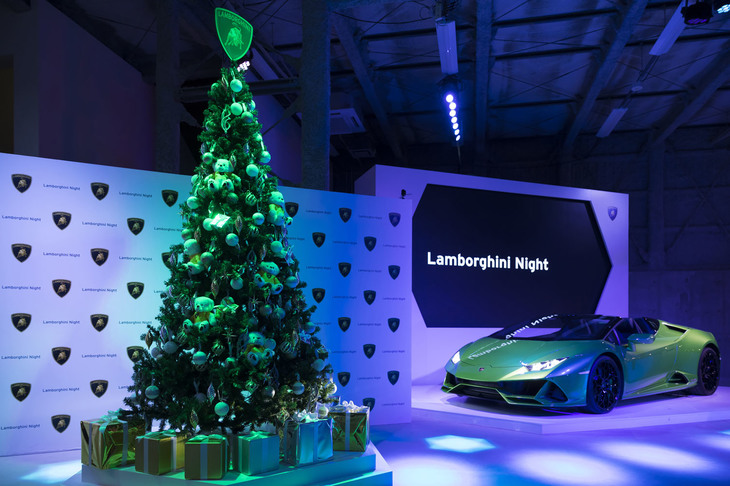 ランボルギーニのオリジナルクリスマスツリーが飾られた会場の様子。