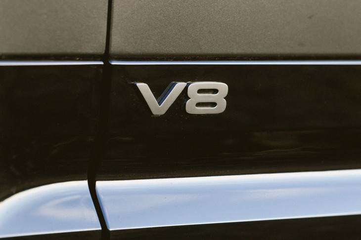 V8モデルが設定されるのは、2ドア・ショートボディーの「90」と4ドア・標準ボディーの「110」。ともに「V8」と「V8カルパチアンエディション」の2グレードが用意される。