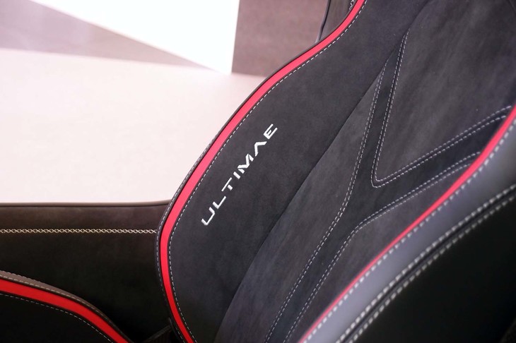 ランボルギーニ・アヴェンタドールLP780-4 Ultimae（シートのサイドサポートに施された刺しゅう）