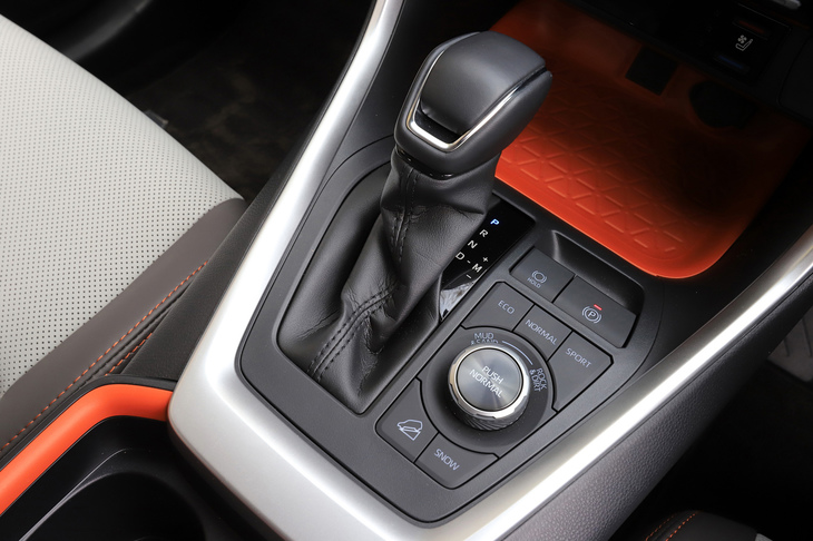 4WD車には路面状況に応じて最適な走行モードを選択できる「マルチテレインセレクト」を装備。コントローラーは「アドベンチャー」ではダイヤル式、他のグレードでは押しボタン式となっている。