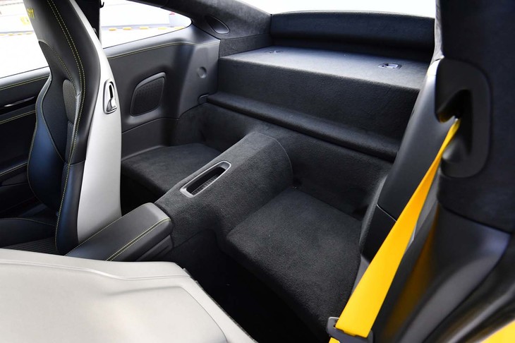 後席は“レス”が基本。オプションとして取り付けることもできる。キャビンについては吸音材も大幅に削減されている。