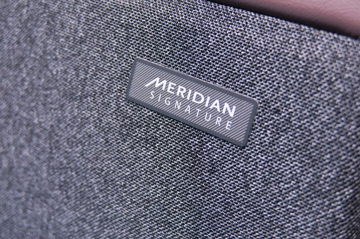 ランドローバー・レンジローバー スポーツ（「MERIDIAN」ロゴ）