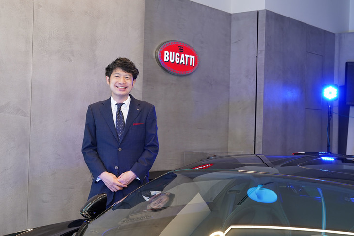 スカイグループ内でブガッティのディーラー事業を手がけるムーヴの笠井裕太取締役。今後はブガッティをはじめとした中古車の取り扱いも強化していく方針だという。