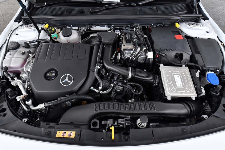 フロントに横置きされる1.33リッターエンジンは単体で最高出力160PS、最大トルク250N・mを発生する。組み合わされるモーターのアウトプットは同102PS、同300N・m。