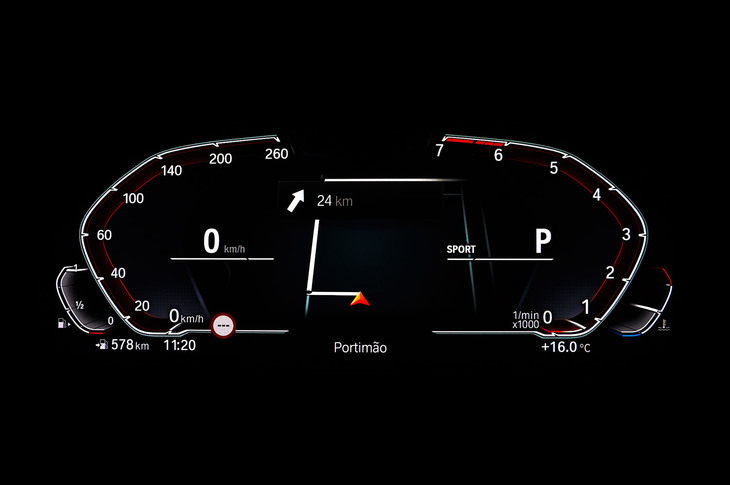 変則的なアナログデザインを採用したメーターパネル。右側のエンジン回転計は、反時計回りに上昇する。