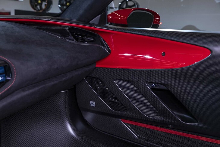 フェラーリSF90 XXストラダーレ（助手席側ドアのインナーパネル）