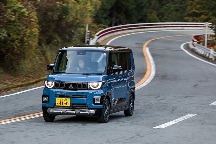 【三菱デリカミニTプレミアム DELIMARUパッケージのスペック】
	ボディーサイズ：全長×全幅×全高＝3395×1475×1815mm／ホイールベース：2495mm／車重：1050kg／駆動方式：4WD／エンジン：0.66リッター直3 DOHC 12バルブ ターボ／トランスミッション：CVT／エンジン最高出力：64PS（47kW）/5600rpm／エンジン最大トルク：100N・m（10.2kgf・m）/2400-4000rpm／タイヤ：（前）165/60R15 75V／（後）165/60R15 77H（ダンロップ・エナセーブEC300＋）／燃費：17.8km/リッター（WLTCモード）／価格：290万7300円
	
	【取材時の電費データ】
	テスト距離：323.6km（市街地2：高速道路6：山岳路2）／使用燃料：19.8リッター（レギュラーガソリン）／参考燃費：16.3km/リッター（満タン法）／16.1km/リッター（車載燃費計計測値）