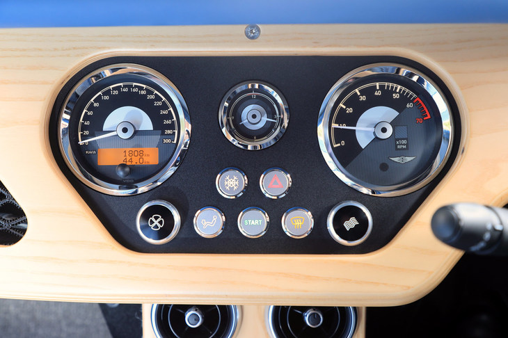 ダッシュボード中央のパネルには、計器類と時計、空調などのコントローラーをまとめて配置。スタート時にはステアリングコラムのシリンダーにキーを挿してひねり、パネル下部のスタートスイッチを押してエンジンを始動する。